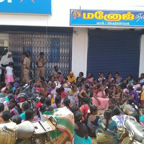 ``கடனைக் கட்டுவதற்கு கால அவகாசம் கொடுங்கள்" - ஆலங்குடியில் வங்கியை முற்றுகையிட்ட பெண்கள்