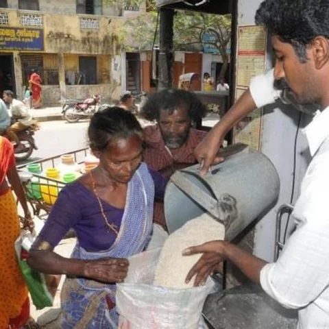 நியாய விலைக்கடை ஊழியர்களின் சம ஊதிய கோரிக்கை... போராடினால் வேறு துறைக்கு மாற்றம்...!?