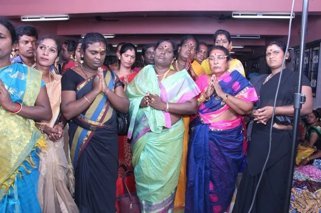 டெல்டா விவசாயிகள் சிரமப்படுவது கஷ்டமா இருக்கு! - திருநங்கைகள் பிரார்த்தனை