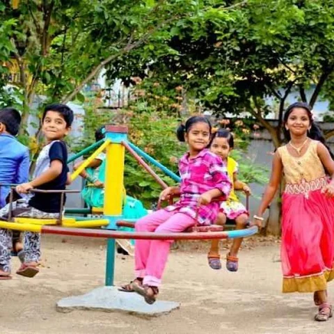 ''கடவுளே... இந்தக் குழந்தைகளை ஆளாக்கும் வரை ஆயுளைக் கொடு!''- 63 வயது தந்தையின் வேண்டுதல்
