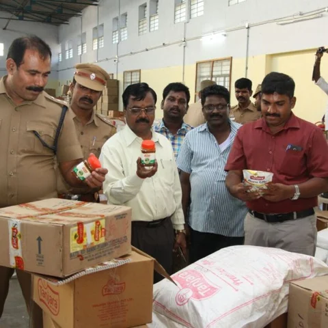 வேலூரில் காலாவதியான பொருட்களை நூதன முறையில் விற்பனை செய்த கும்பல்!
