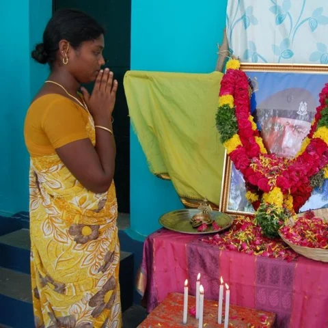 `பதிலடி கொடுத்த ராணுவத்துக்கு நன்றி! - சி.ஆர்.பி.எஃப் வீரர் சுப்பிரமணியத்தின் மனைவி நெகிழ்ச்சி #Balakot
