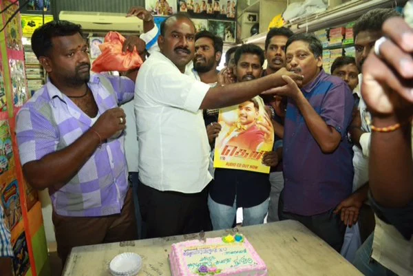 தெறி பாடல்கள் ஹிட் -கேக் வெட்டி கொண்டாடும் விஜய் ரசிகர்கள்