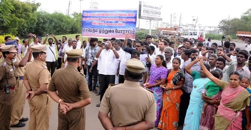 ஸ்டெர்லைட்டை மூடக்கோரி கலெக்டர் அலுவலகம் முற்றுகை: வைகோ கைது (படங்கள்)