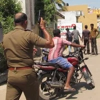 புதுச்சேரியில் பா.ம.க.- வி.சி. மோதல்: போலீஸ் துப்பாக்கி சூட்டால் பதற்றம் (படங்கள்)