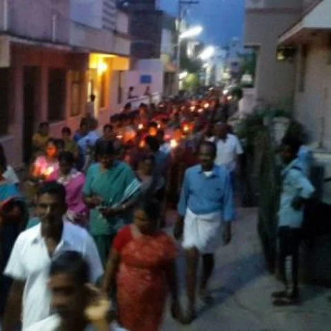 குத்துவிளக்கு ஏந்தும் போராட்டத்தில் ஈடுபட்ட லெட்சுமிபுரம் கிராம மக்கள்..!