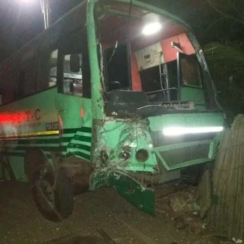 தொண்டி அருகே சாலை விபத்தில் 3 பேர் பலி: சினிமா பார்த்துவிட்டு திரும்பியவர்களுக்கு நேர்ந்த சோகம்