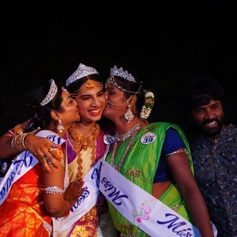 'மிஸ் கூவாகம்’ பட்டத்தை வென்றார் சென்னை திருநங்கை மொபினா!
