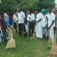 மதுரையில் தூய்மை இந்தியா திட்டத்தை தொடங்கிய கிராம மக்கள்!