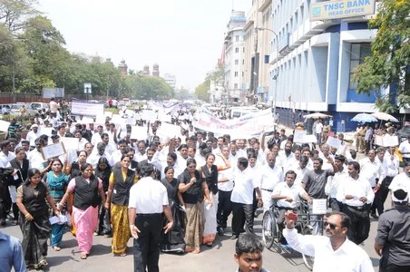 சுங்கத்துறை அலுவலகத்தை முற்றுகையிட்ட ஐகோர்ட் வழக்கறிஞர்கள் கைது (படங்கள்)