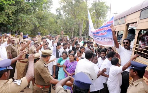 ஸ்டெர்லைட்டை மூடக்கோரி கலெக்டர் அலுவலகம் முற்றுகை: வைகோ கைது (படங்கள்)