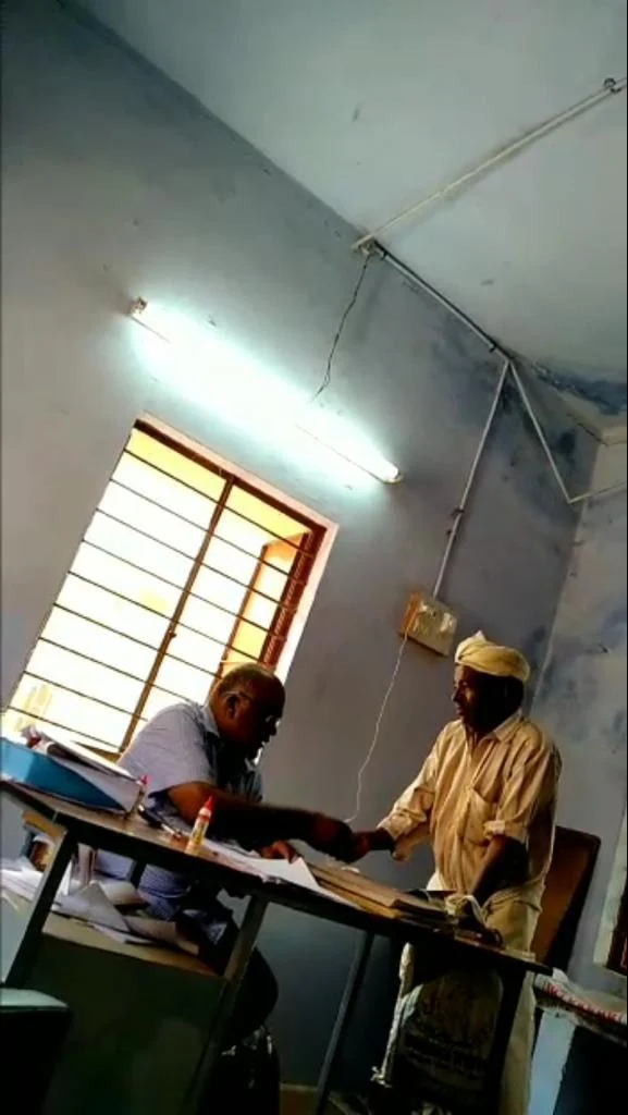 வசூல்வேட்டை நடத்திய வீ.ஏ.ஓ! - வீடியோ எடுத்து சிக்கவைத்த திருப்பூர் விவசாயிகள்