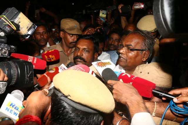 தொண்டர்கள் வருகை அதிகரிப்பு - கோபாலபுரத்திலிருந்து புறப்பட்டுச் சென்ற ஸ்டாலின்!