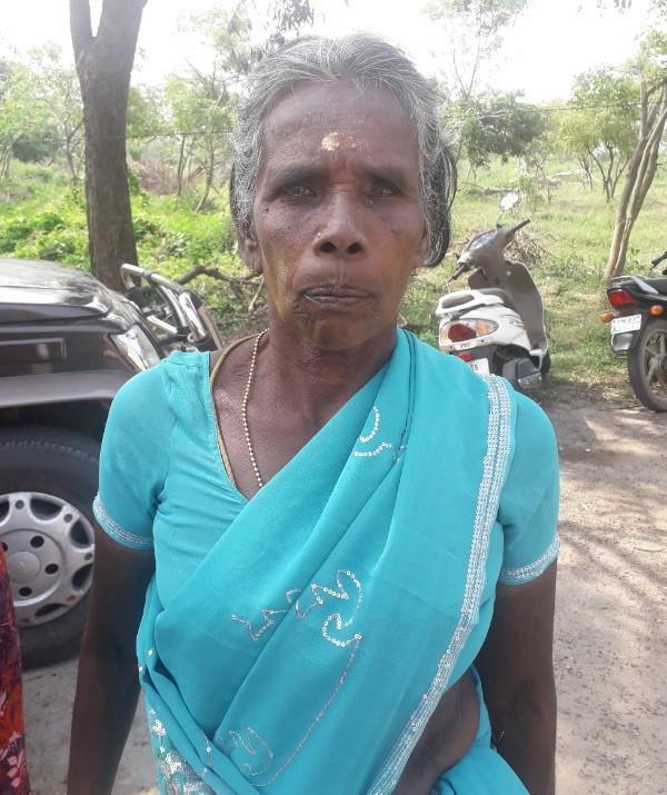 `நாங்க செத்தாலும் கவலையில்லை, அவங்களுக்குப் பணம் தான் முக்கியம்!’ - கண்ணீருடன் புகார் அளித்த பெண்