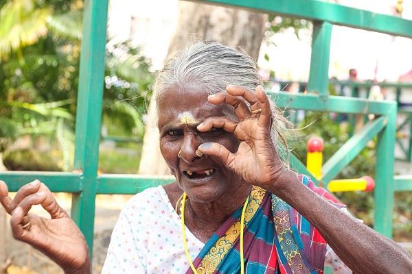 ``தூங்கவைக்கவும் பாடுதேன்...செத்தவுகளுக்கும் பாடுதேன்!” - `செப்புக்குரல்காரி’ ஒப்பாரி சீனியம்மா!