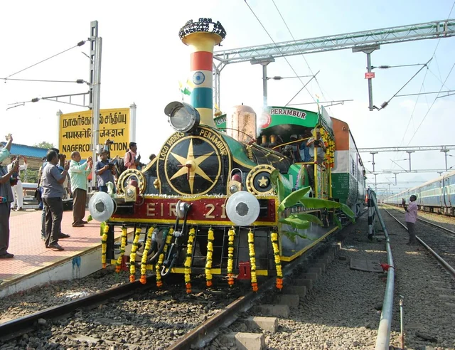 கன்னியாகுமரிக்கு வந்த 175 ஆண்டுகள் பழைமையான நீராவி ரயில் என்ஜின்! - பயணிகள் மகிழ்ச்சி