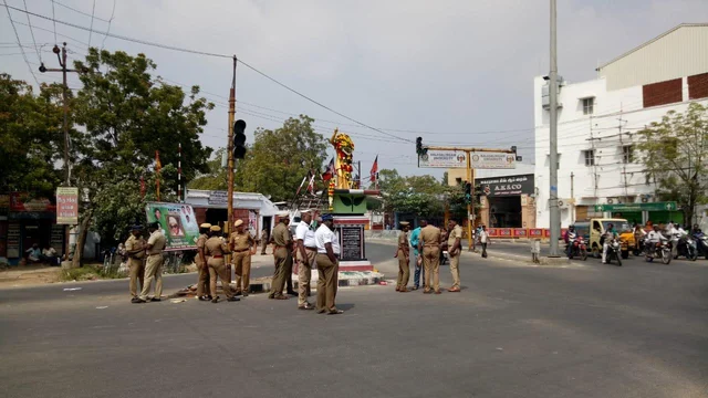 யார் கொடி பறப்பது ?- எம்.ஜி.ஆர் பிறந்தநாளில் அ.தி.மு.க - அ.ம.மு.க களேபரம்