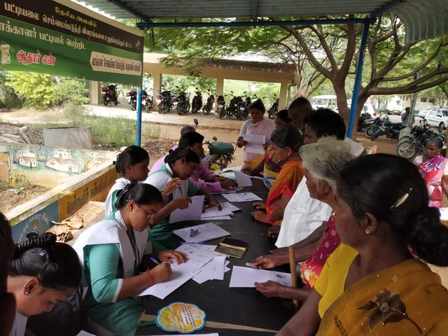 ``மனுநாளில் ஆயிரம் பேர் வருவர்; அனைவருக்கும் வழிகாட்டுகிறோம்'' - கல்லூரி மாணவர்கள் நெகிழ்ச்சி!!!