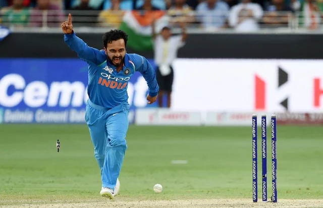 புவனேஷ்வர் குமார், கேதர் ஜாதவ் அசத்தல்! - பாகிஸ்தானை 162 ரன்களில் சுருட்டிய இந்தியா #IndvsPak