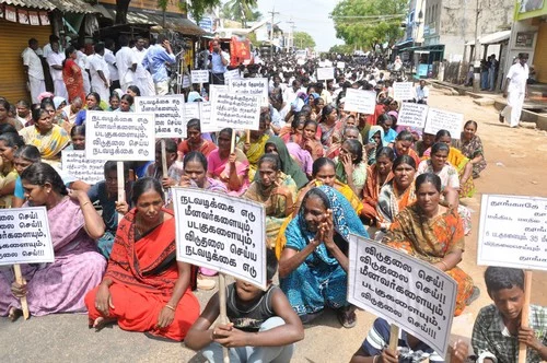 மீனவர்களை விடுவிக்க கோரி ராமேஸ்வரம் மீனவர்கள் சாலை மறியல் (படங்கள்)