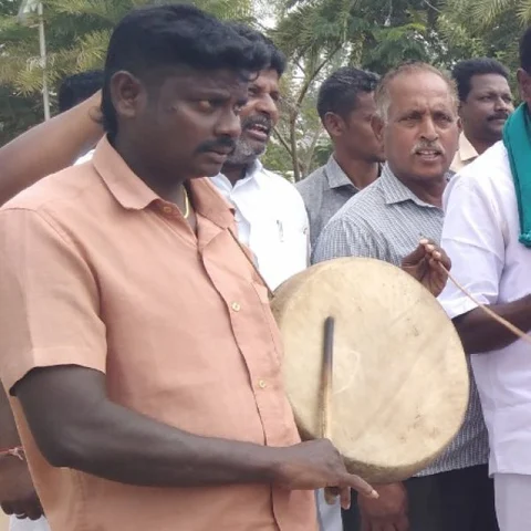 `வங்கிக் கடனை திருப்பி செலுத்த வேண்டாம்’ - தண்டோரா அடித்துப் போராட்டம் நடத்திய விவசாயிகள்