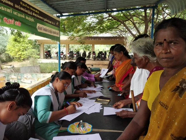 ``மனுநாளில் ஆயிரம் பேர் வருவர்; அனைவருக்கும் வழிகாட்டுகிறோம்'' - கல்லூரி மாணவர்கள் நெகிழ்ச்சி!!!