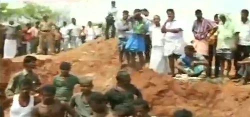 600 அடி குழியில் தவறி விழுந்த சிறுமியை மீட்க போராட்டம் (படங்கள்)