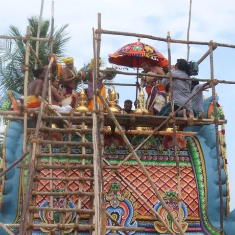 திருவாரூர் சரஸ்வதி கோயிலில் கும்பாபிஷேகம்..! ஆயிரக்கணக்கான பக்தர்கள் கண்டுகளிப்பு