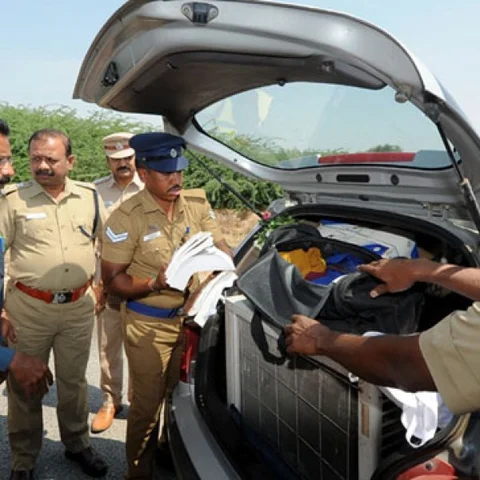 12 பறக்கும்படைகள்... 24 மணி நேரம்...3 ஷிஃப்ட்டுகள்... - கரூரில் அதிரடிகாட்டும் தேர்தல் வாகனத் தணிக்கை