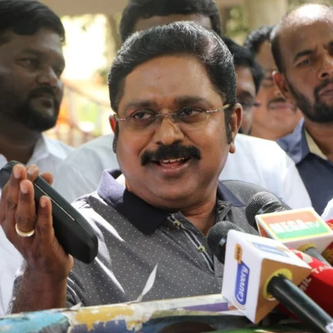 ` மேதாவி போலப் பேசினால் டெபாசிட் கூட கிடைக்காது!' - காளான், இமயமலை பேச்சால் தகிக்கும் அ.ம.மு.க.