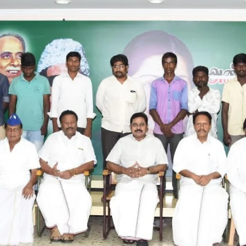 கட்சியை கலைத்துவிட்டு அ.தி.மு.க.வில் இணைந்த தலைவர்!