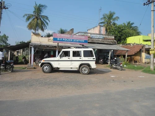 எஸ்.ஐ.க்கு பளார்: குடிமகனை காய்ச்சி எடுத்த போலீஸ்