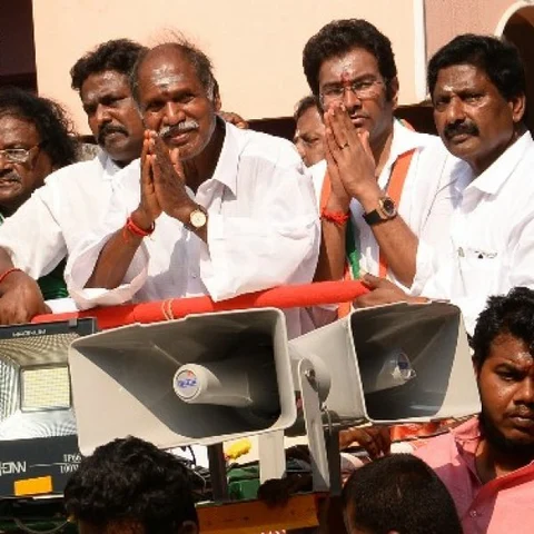 `நம்ம தலைவர் அவர் பெயரைச் சொல்லித்தான் வாக்கு கேட்கிறார்!'- ரங்கசாமி பிரசாரத்தில் தொண்டர்கள் கமென்ட்
