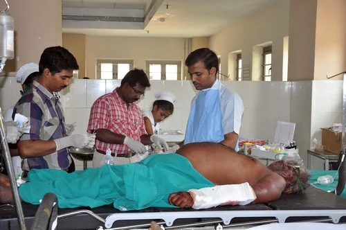 சேலத்தில் பயங்கரம்: காவல்நிலையம் முன் 7 பேருக்கு சராமரி வெட்டு (படங்கள்)