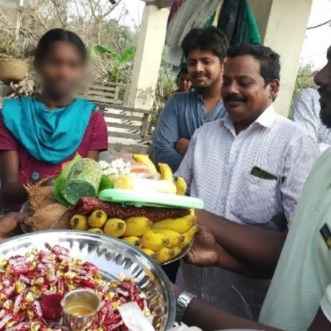 கஜா புயலால் வீடிழந்த குடும்பம்; பூப்பெய்த பெண் - உதவிக்கரம் நீட்டிய கோவை இளைஞர்கள்