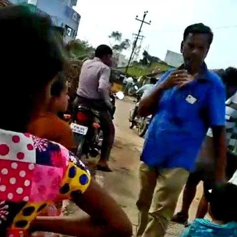 ரூ.500 தந்தால்தான் மின் இணைப்பு! - தவிக்கும் மக்களிடம் மின்வாரிய ஊழியர் அடாவடி