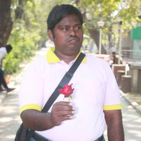 ரோஜாப் பூவுடன் பூங்காவில் வலம்வந்த இளைஞர்! - காதலர் தினத்தில் திருப்பூரில் நடந்த சம்பவம்