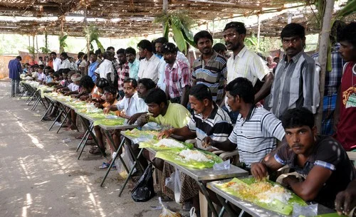மீன் பிடித்தடை காலம் முடிவடைவதால்; தூத்துகுடியில் மீனவர்கள் ஒன்றுகூடி பொதுவிருந்து