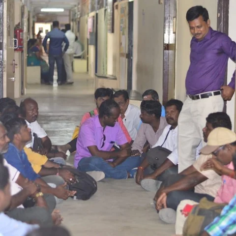மக்கள் தொடர்பு அலுவலரை கண்டித்து போராட்டத்தில் குதித்த செய்தியாளர்கள்! - விருதுநகரில் பரபரப்பு