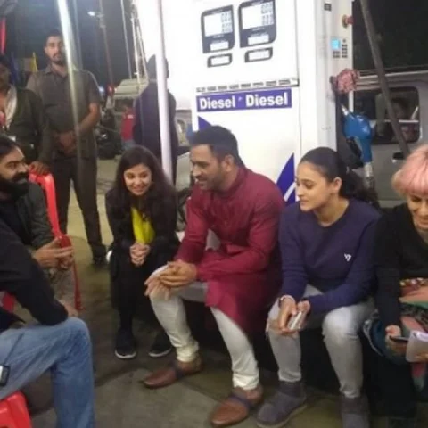 வைரலான தோனியின் பெட்ரோல் பங்க் புகைப்படம்?- உண்மை என்ன