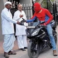ஸ்பைடர் மேன் உடையில் வாக்கு சேகரிக்கும் சுயேட்சை வேட்பாளர்!