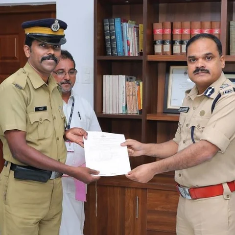 `எனது நாட்டில் போலீஸைக்கூட நம்ப முடியாது!' - நள்ளிரவில் தவித்த பெண்ணுக்கு உதவிய கேரள காவலர்