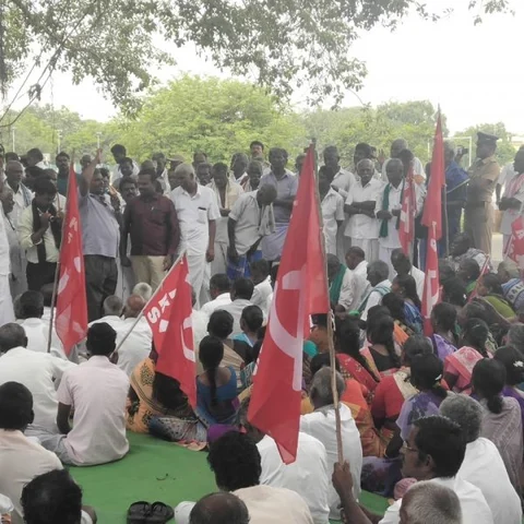 `இழப்பீடு எப்போதான் சார் கிடைக்கும்?’ - காத்திருப்புப் போராட்டத்தில் ராமநாதபுரம் விவசாயிகள்