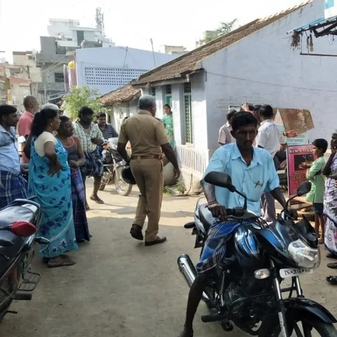 லாட்டரி டிக்கெட் விற்பனைக்கு எதிராக நாமக்கலில் பூட்டு போடும் போராட்டம்!