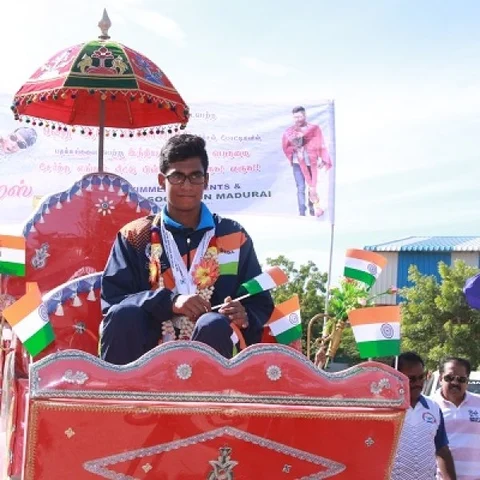 ஆசிய நீச்சல் போட்டியில் 4 பதக்கங்களைப் பெற்ற மதுரை வீரருக்கு உற்சாக வரவேற்பு