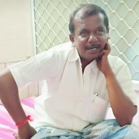`ஓட்டுக்கு ஏன் பணம் கொடுத்தீங்க!'- வாக்குச்சாவடியில் சித்தப்பாவைப் பதறவைத்த மகன்