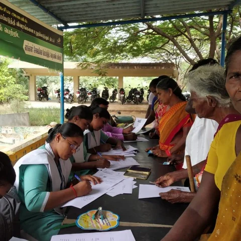 ``மனுநாளில் ஆயிரம் பேர் வருவர்; அனைவருக்கும் வழிகாட்டுகிறோம்'' - கல்லூரி மாணவர்கள் நெகிழ்ச்சி!!!