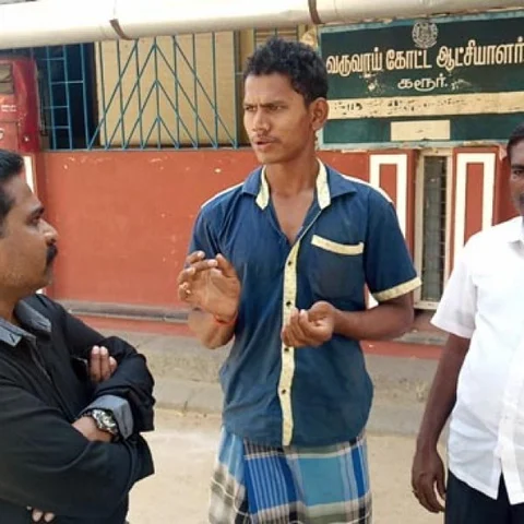 ``15 ஆண்டுகளா கொத்தடிமையா இருக்கோம்!" - செங்கல் சூளையில் இருந்து தப்பித்து வந்த இளைஞர் குமுறல்