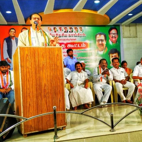 `ராணுவ வீரர்களின் தியாகத்தை வைத்து வாக்கு வாங்க மோடி முயற்சி செய்கிறார்!’ - சஞ்சய் தத் கடும் தாக்கு