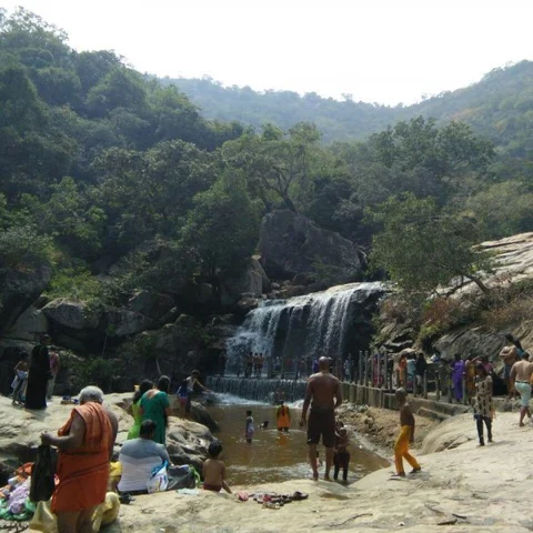 பஞ்சலிங்க அருவிக்குப் படையெடுக்கும் சுற்றுலாப் பயணிகள்!